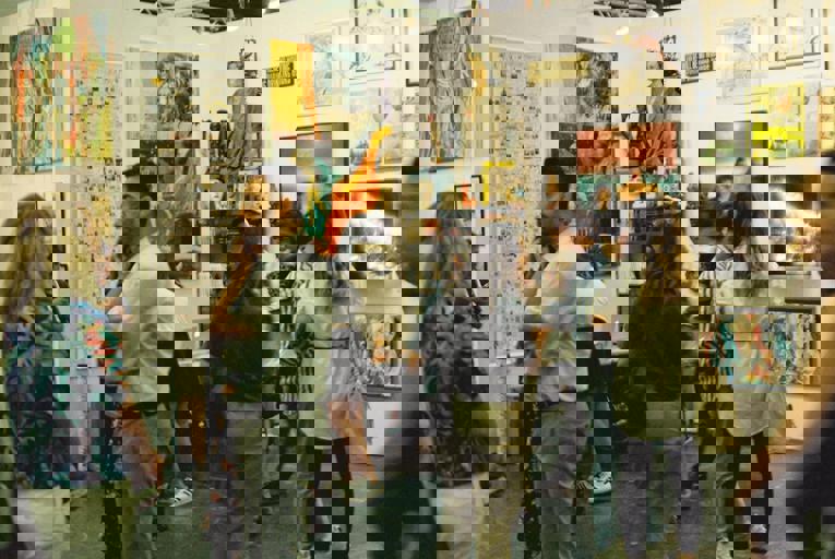 Pequeña galería de arte expone obras inspiradas en paisajes autóctonos de la costa