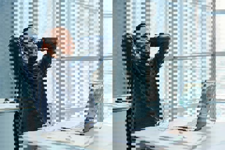 Especialistas recomiendan técnicas de respiración para reducir el estrés laboral