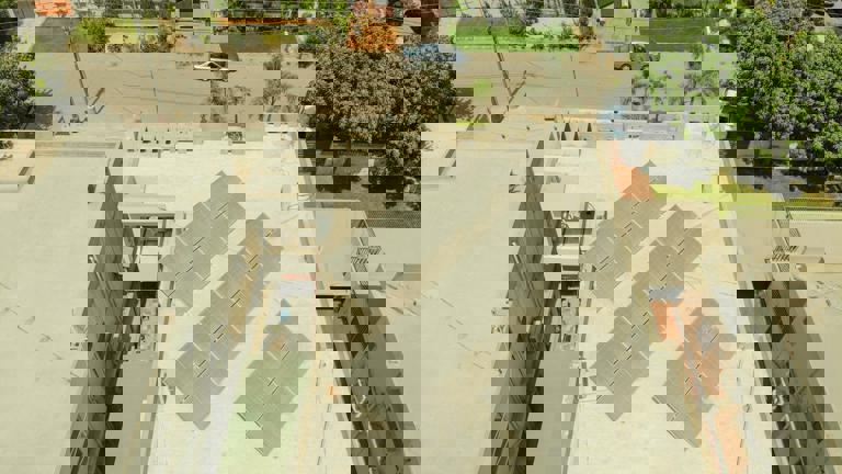 Crisis energética dispara interés por paneles solares en comunidades urbanas