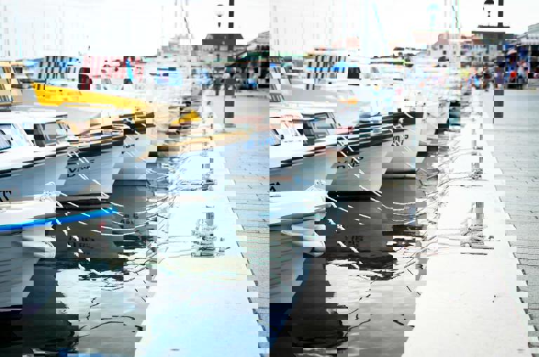 Hallan 1,5 millones de euros ocultos tras choque de yate de lujo